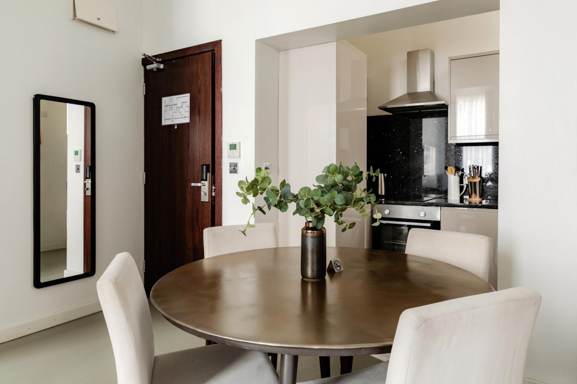 High Street Kensington Apartments London Room photo